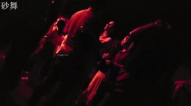 舞厅小萝莉乖乖的站着，等老大爷给跳舞的钱-砂舞