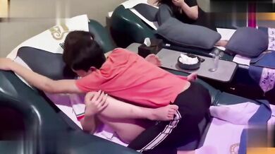 技师培训课现场！男主管亲身上阵教女技师如果挑逗男顾客_旁边的妹妹也很认真的在学！~1